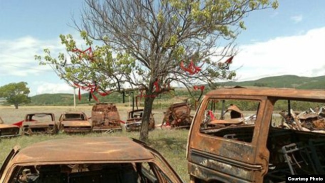 Burnt-out cars around Tskhinvali after last year's fighting (Photo: Tomas Polacek)
