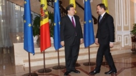 Jose Manuel Barroso (majtas) dhe kryeministri i Moldavise, Vlad Filat 