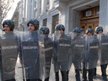 Armenia – Police guards students protest rally to protest alleged election fraud, Yerevan, 22Feb2008