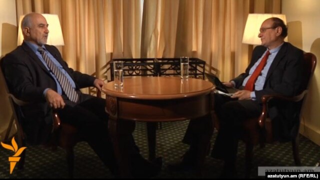 Armenia - Paruyr Hayrikian (L), an opposition presidential candidate, is interviewed by Harry Tamrazian, director of RFE/RL's Armenian service, Yerevan, 30Jan2013.