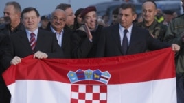 Mladen Markac (al doilea din stînga) și Ante Gotovina (al doilea din dreapta) pe aeroportul din din Zagreb, 16 noiembrie 2012.