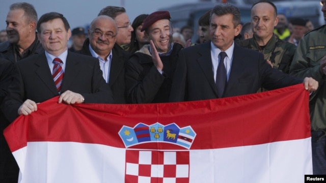 Mladen Markac (al doilea din stînga) și Ante Gotovina (al doilea din dreapta) pe aeroportul din din Zagreb, 16 noiembrie 2012.