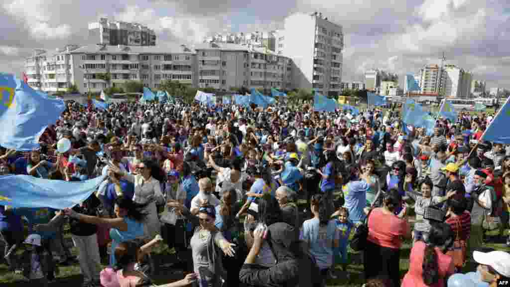 Crimean Tatars celebrate the day of their national flag in the Crimean capital, Simferopol, on June 26. (AFP Max Vetrov)