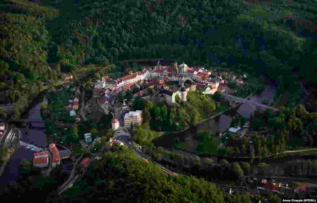 Loket, Czech Republic. The town is named for the Czech word for "elbow," a reference to the river that surrounds it.