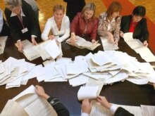 Ukraine -- Local electoral commission members sort ballots at a polling station in Kyiv, 01Oct2007