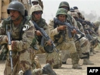 Iraqi soldiers searching for insurgents near Ba'qubah