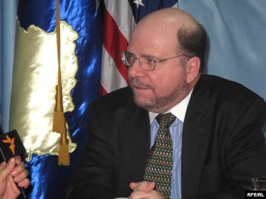 Ambasadori amerikan në Kosovë, Kristofer Dell