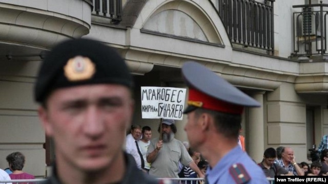 Police outside Moscow's Khamovnichesky Court on August 17