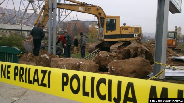 Mjesto ekshumacije u naselju Alipašin most, Sarajevo, novembar 2012.