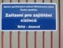Депортационный лагерь для соискателей статуса беженца. Главная надпись гласит: «Помещение для размещения иностранцев». Чехия, город Бела под Бездезем, июль 2009 года.