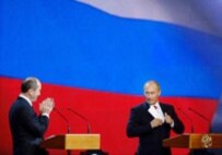 Armenian President Robert Kocharian (left) applauds a speech by Russian President Vladimir Putin to open the Year of Armenia in Russia in January 2006 (file photo) (epa)
