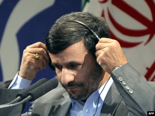 محمود احمدی نژاد، رییس دولت دهم، در کنفرانس خبری روز هفتم تیرماه خود اعلام کرد که ایران در عرض یک هفته می تواند تولید بنزین خود را به بیست تا یس میلیون لیتر در روز برساند؛ ادعایی که از سوی کارشناسان مورد تردید است.
