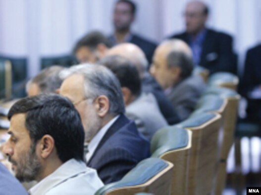 محمود احمدی‌نژاد در یکی از جلسات مجمع عمومی بانک مرکزی