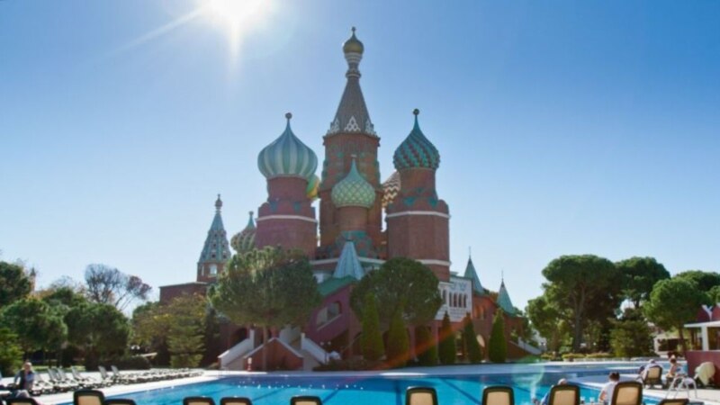 Первый самолет с российскими туристами приземлился в Анталье
