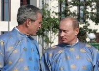 Presidents Bush and Putin after an APEC group photo in Hanoi (epa)