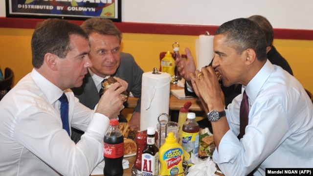 Medvedev watches as Obama digs in at Ray's Hell Burger.