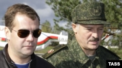 Belarusian President Alyaksandr Lukashenka (right) with his Russian counterpart Dmitry Medvedev