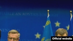 Shkolnik (right) with Kazakhstan's EU Ambasador Konstantin Zhigalov