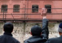Relatives wave at prisoners during the Tbilisi prison riot on March 27 (file photo) (InterPressNews)