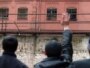 Тбилисинин четинде 2006-жылдын 27-мартында козголоң чыккан түрмөдөгүлөр туугандарына кол булгалап жатышат