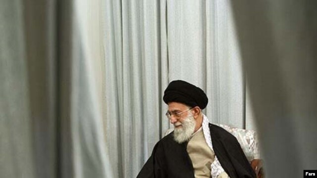 احمد قابل دفاع از خود، همفکران و برادرش حجت الاسلام هادی قابل را انگيزه انتقاد از آيت الله خامنه ای می داند.(عکس: فارس)
