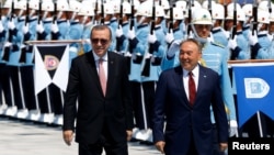 Kazakh President Nursultan Nazarbaev (right) rather quickly defused the problem with Turkey by making a visit to Ankara to meet with President Recep Tayyip Erdogan last week.