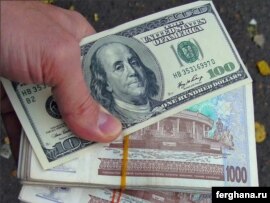 Ўзбекистон қора бозорида доллар курси яна ўса бошлади