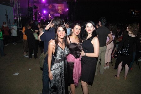 UAE -- Iranian singer "Googoosh" performs in Dubai, 26Mar2008