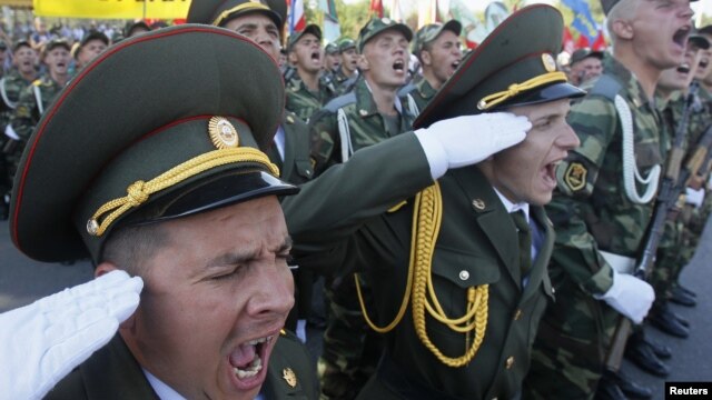 Militari transnistreni la parada din Tiraspol, 2 septembrie 2012.