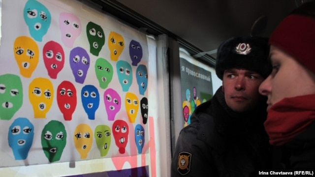 Московский автобус, раскрашенный в поддержку группы Pussy Riot. 31 марта 2012 г