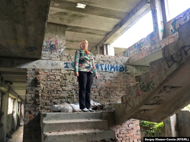 Пайщица Татьяна Белоус в здании недостроенного колхозного детского сада, станица Новотитаровская Динского района