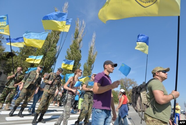 Учасники «продовольчої блокади» Криму біля контрольного пункту в’їзду-виїзду «Чонгар». 20 вересня 2015 року