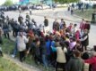 Басшылардан сот шешімін орындау туралы бұйрық алған полицияның алдын кес-кестеген әйелдер оларды тоқтатпақ болды.