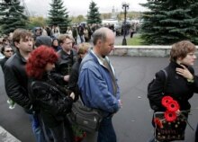 Russia -- People come to pay the last respect to journalist Anna Politkovskaya during her funeral at Troyekurovskoye cemetery in Moscow, 10Oct2006