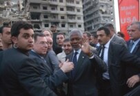 Kofi Annan (center) touring Beirut's southern suburbs on August 28 (epa)