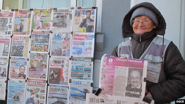 Продавец газет на одной из улиц Астаны.