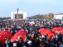 Demonstrators outside the government building in Bishkek on November 6 (RFE/RL)