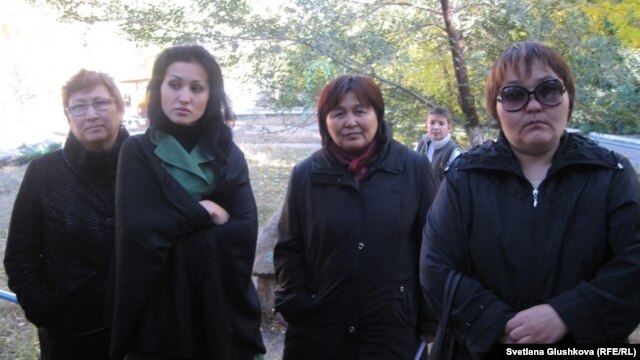 Тұтқындардың туыстары. Астана, 3 қазан 2011 жыл.
