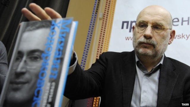 Writer Boris Akunin presents "Mikhail Khodorkovsky: Articles. Dialogues. Interviews" at a book launch in Moscow.