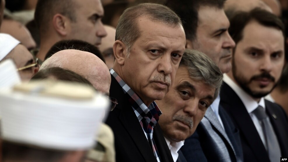 Түркия президенті Режеп Тайып Ердоған (ортада) төңкеріс жасауға талпыныс оқиғасы кезінде қаза тапқан адамдармен қоштасу рәсімінде тұр. Стамбул, 17 шілде 2016 жыл. 