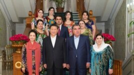 Семья президента Таджикистана в неполном составе встречает главу и первую леди Китая в президентской резиденции в Душанбе, 13 сентября 2014 года