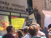 Demonstrators outside Columbia University (RFE/RL)