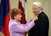 Latvian President Vaira Vike-Freiberga decorates former Russian president Boris Yeltsin with Order of the Three Stars (epa)
