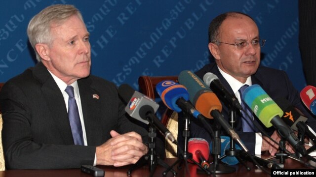 Armenia - Defense Minister Seyran Ohanian (R) and visiting U.S. Secretary of the Navy Ray Mabus at a news conference in Yerevan, 29Oct2012.
