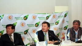 "Руханият" партиясының съезінің президиумында (солдан оңға қарай) ақын Мұхтар Шаханов, сол кездегі партия төрағасы Серікжан Мәмбеталин және съез төрағасы Қалдыбек Құрманәлі. Алматы, 30 қараша 2011 жыл.