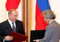 Putin (Left) with Japanese Prime Minister Junichiro Koizumi in Tokyo on 21 November (AFP)