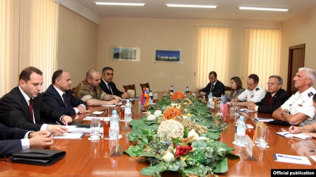Armenia - Defense Minister Seyran Ohanian (second from left) meets U.S. Lieutenant General Mark Hertling in Yerevan, 18Jul2012.