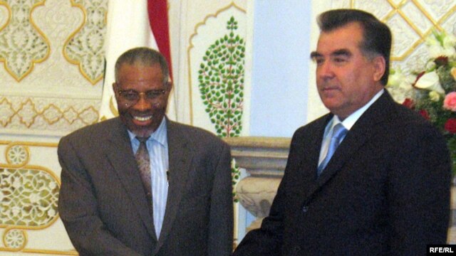 Tajik President Emomali Rahmon (right) shakes hands with Ahmad Muhammad Ali, Islamic Development Bank chairman, in Dushanbe on May 17.