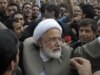 حمله به مهدی کروبی در جريان مجلس ختم در تهران