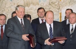 Борис Ельцин и Станислав Шушкевич после подписания соглашения о торгово-экономическом сотрудничестве